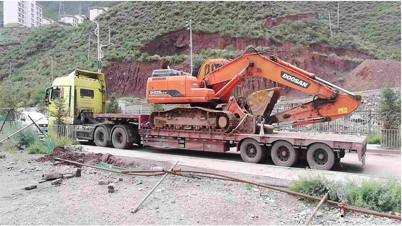 挖機(jī)運(yùn)輸平板車