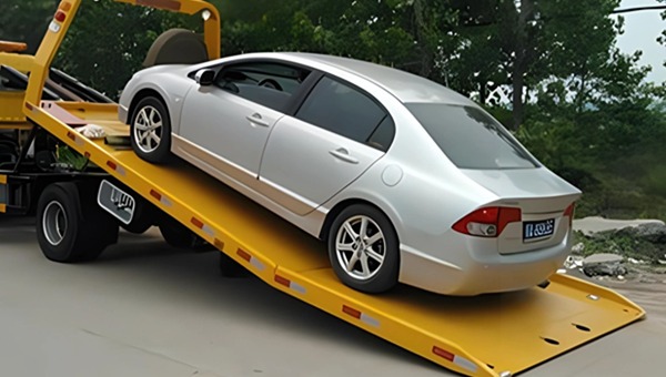 救援車托運(yùn)小轎車.jpg
